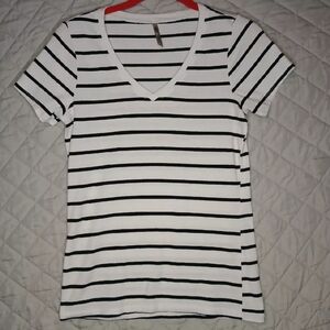 Heart & Hips V Neck WomensTshirt Black/White Striped SizeLarge